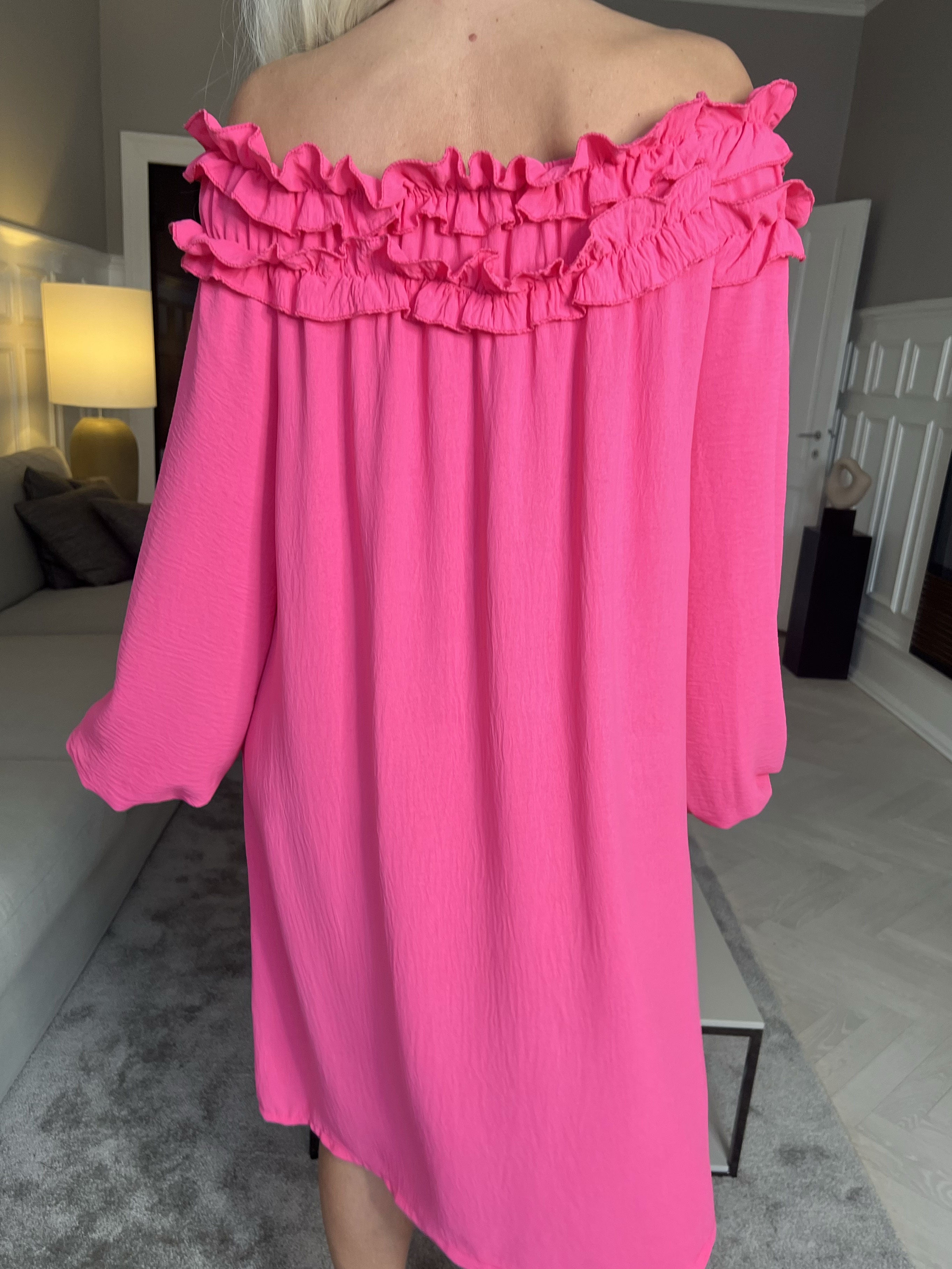 Chili Dress - Kjole med lange ærmer og flæser i udskæringen